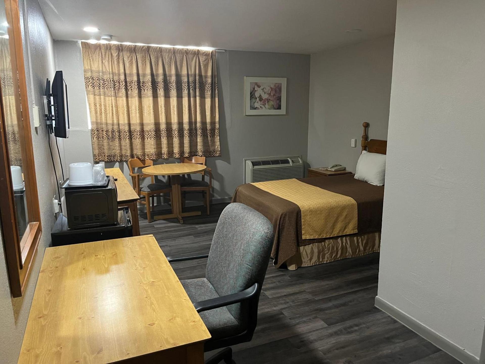 Mid Towne Inn & Suites photo 10