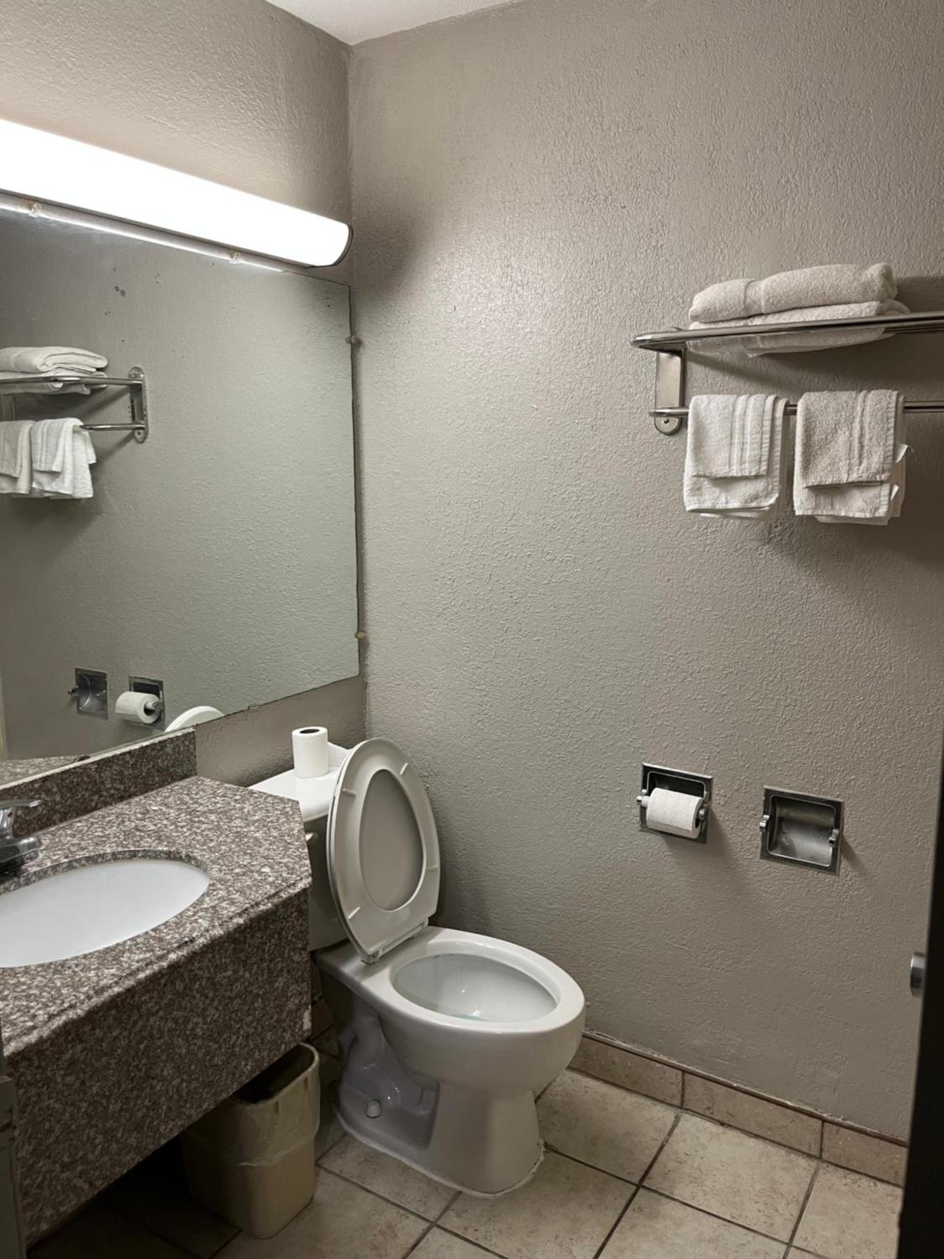 Mid Towne Inn & Suites photo 11