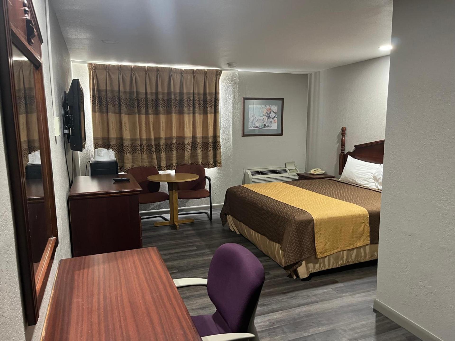 Mid Towne Inn & Suites photo 13