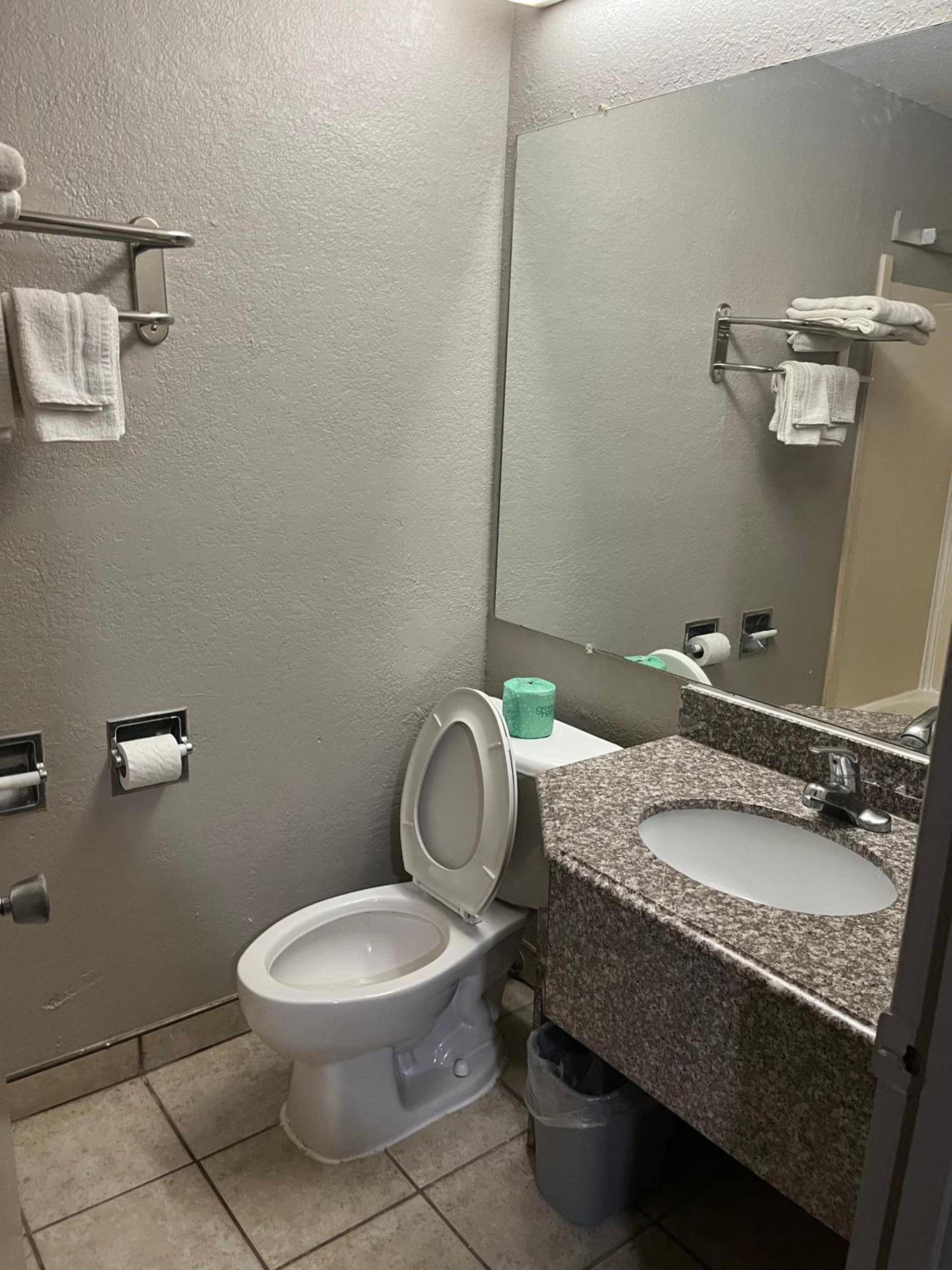 Mid Towne Inn & Suites photo 14
