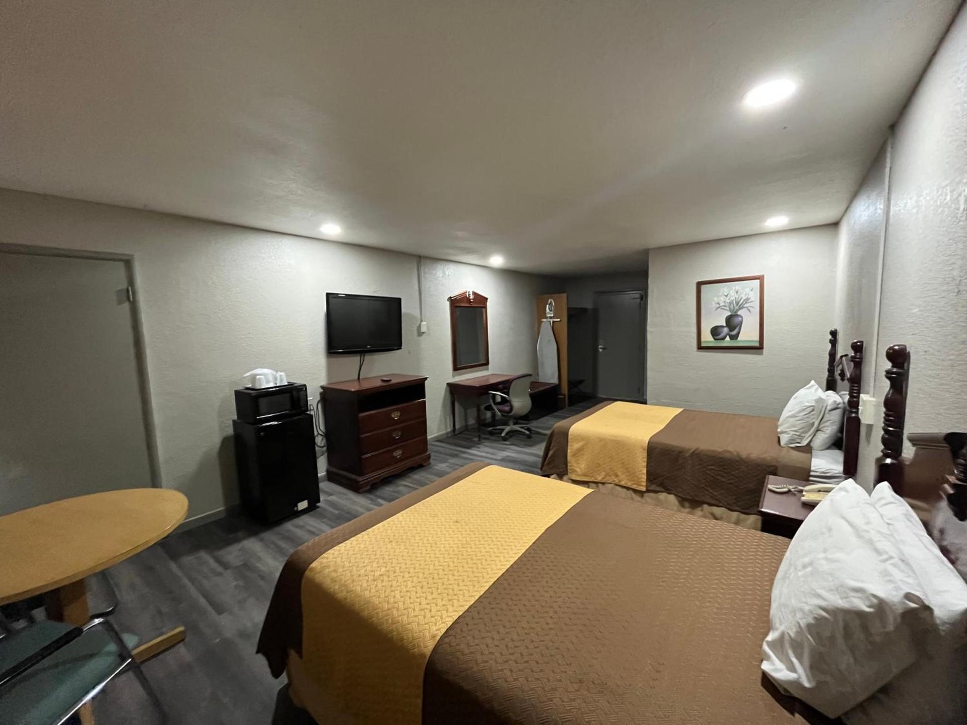 Mid Towne Inn & Suites photo 15