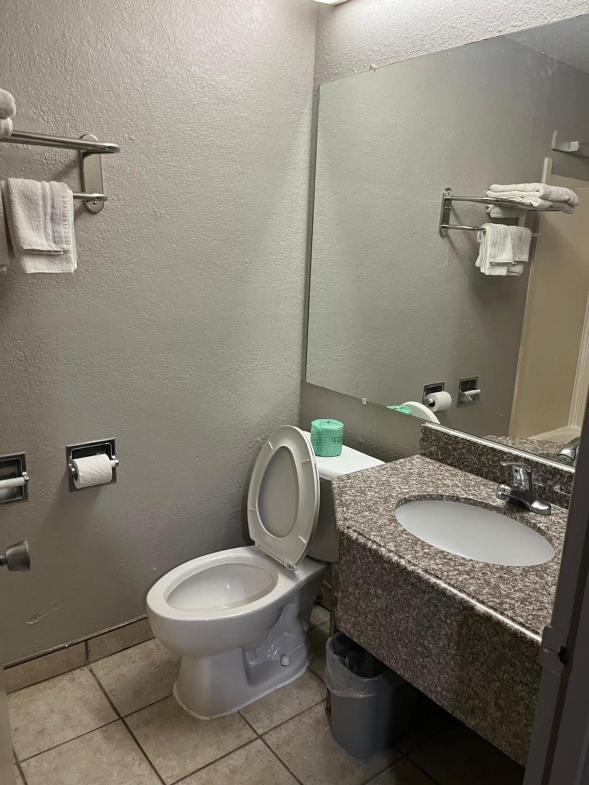 Mid Towne Inn & Suites photo 17