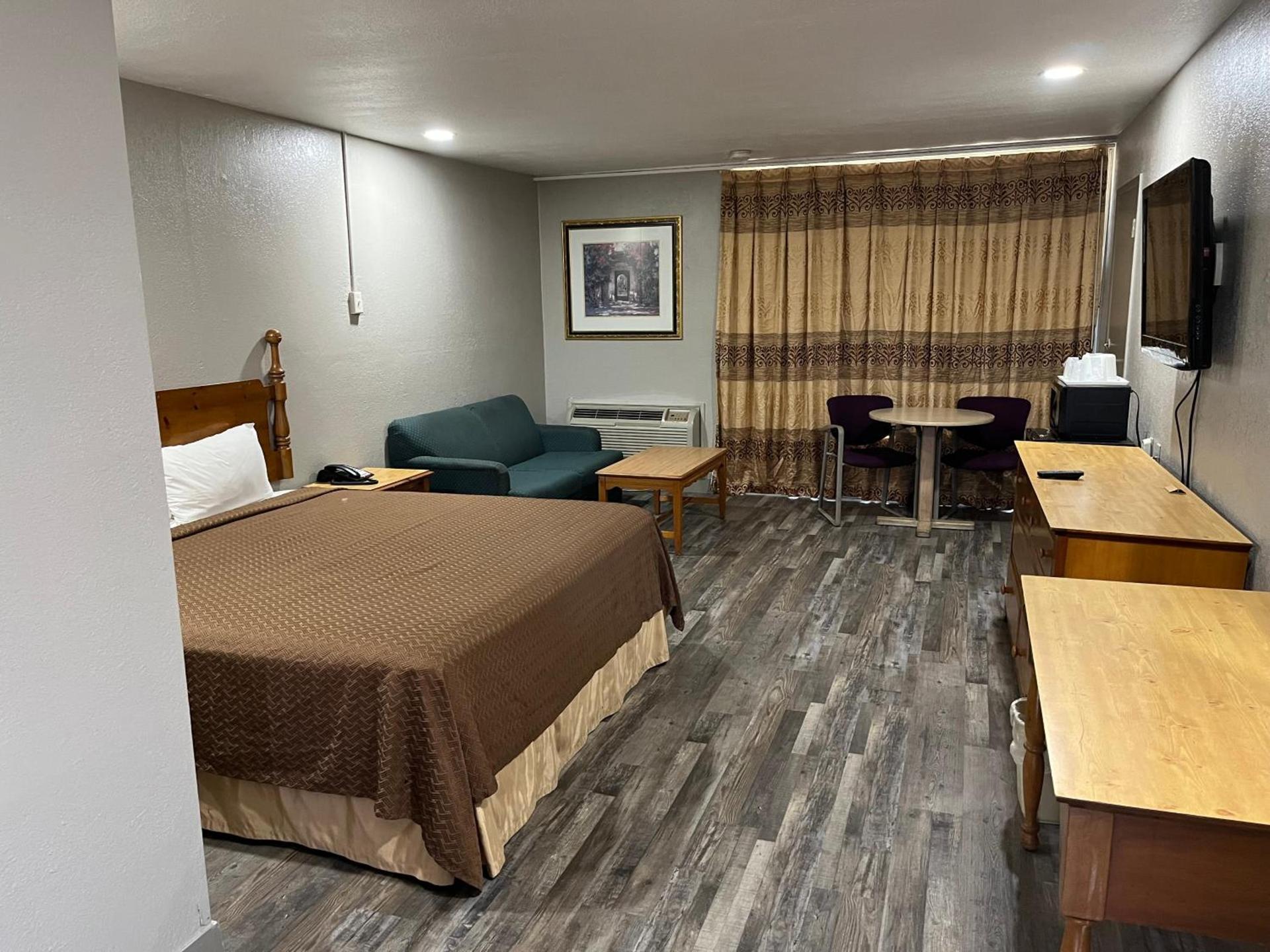 Mid Towne Inn & Suites photo 19