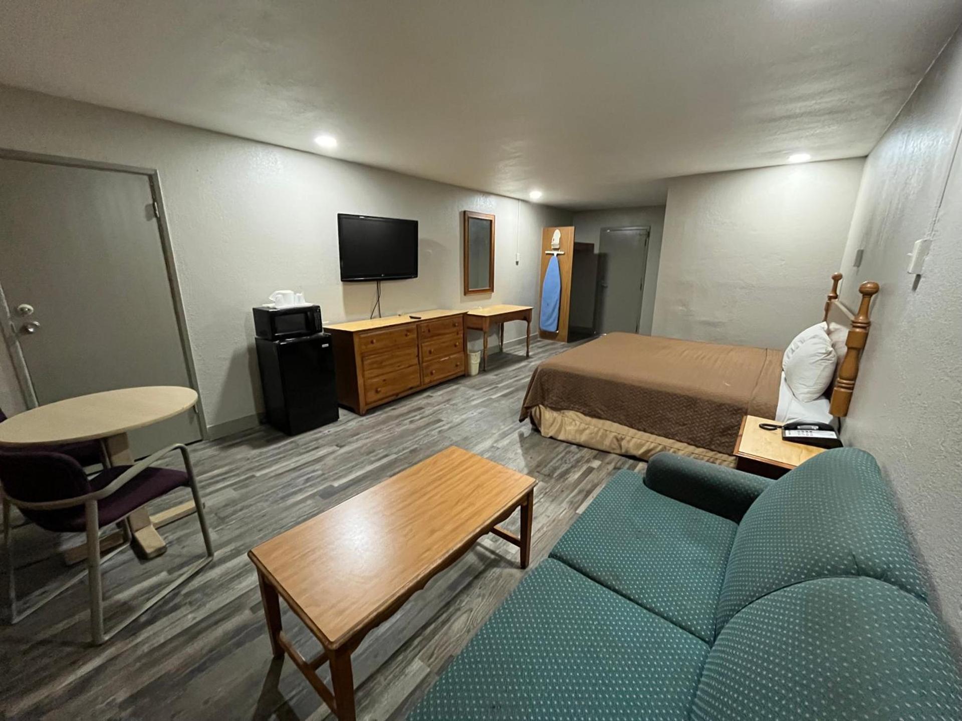 Mid Towne Inn & Suites photo 18