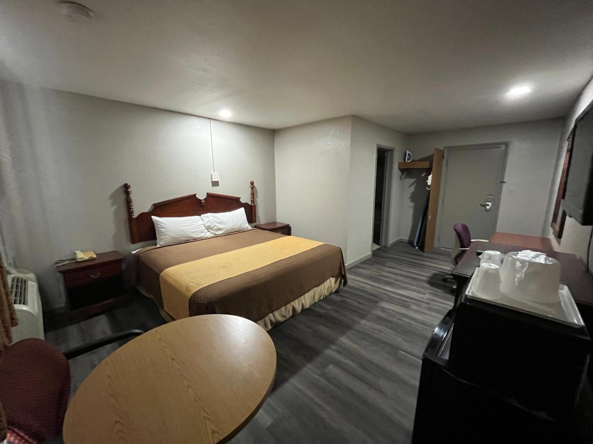 Mid Towne Inn & Suites photo 22