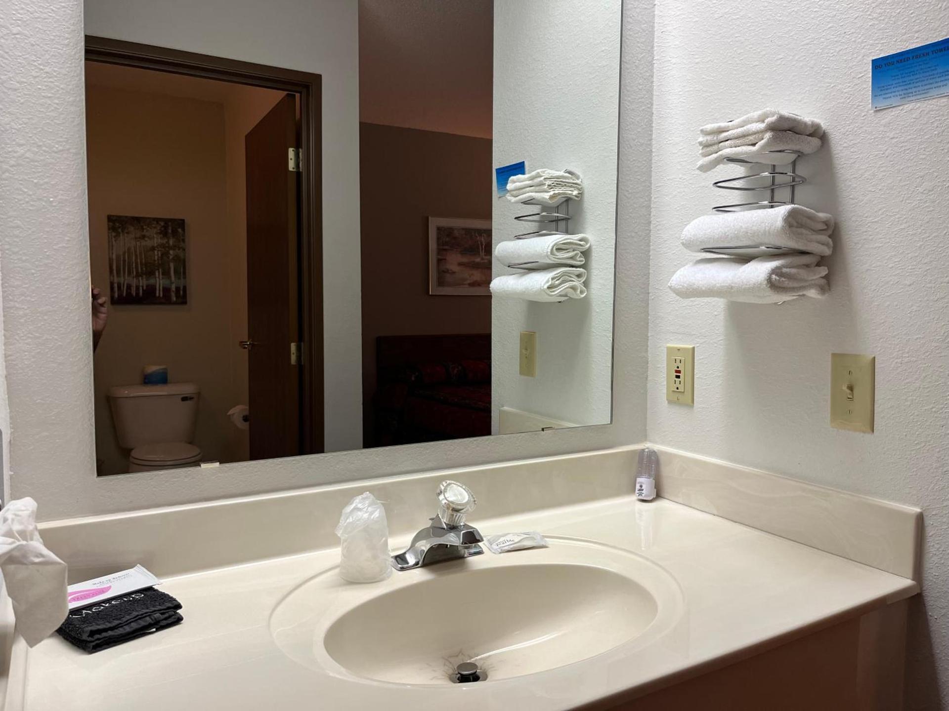 Boulder Bear Motor Lodge photo 39