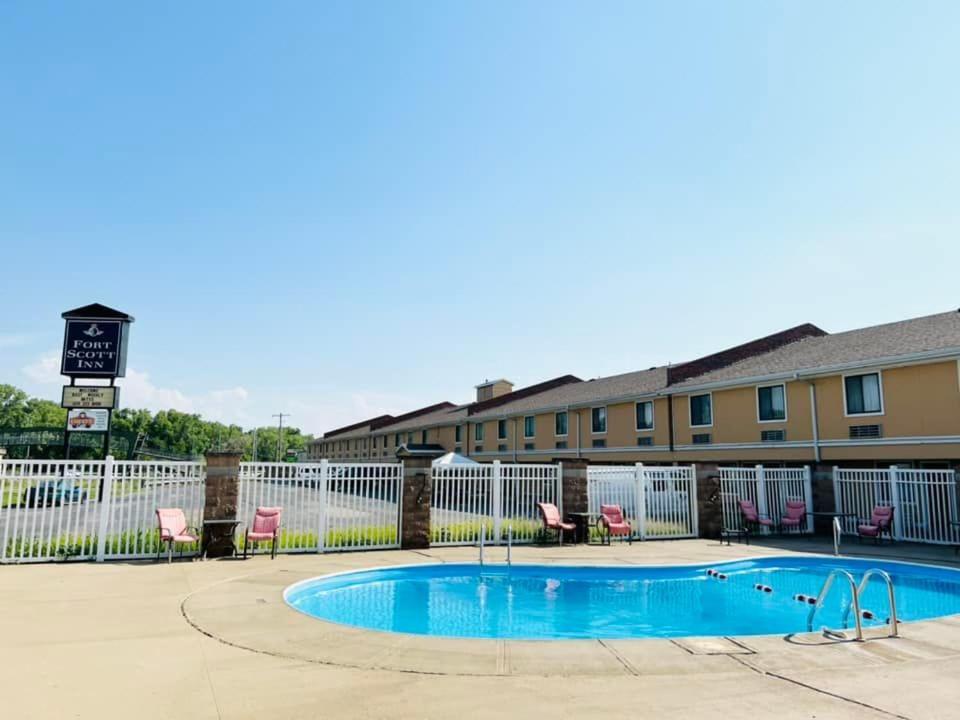 Super 8 by Wyndham Fort Scott photo 11