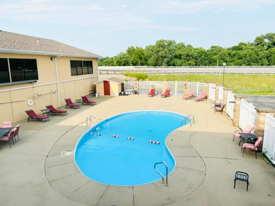 Super 8 by Wyndham Fort Scott photo 8