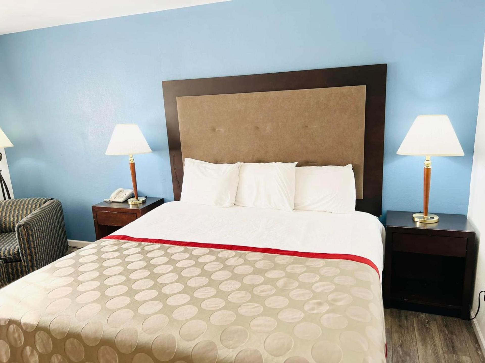 Super 8 by Wyndham Fort Scott photo 14