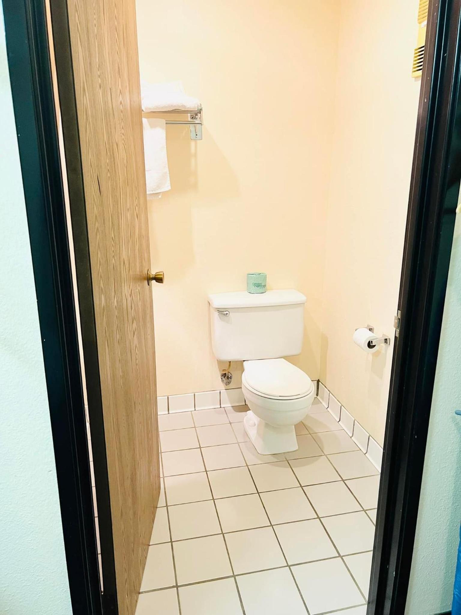 Super 8 by Wyndham Fort Scott photo 15