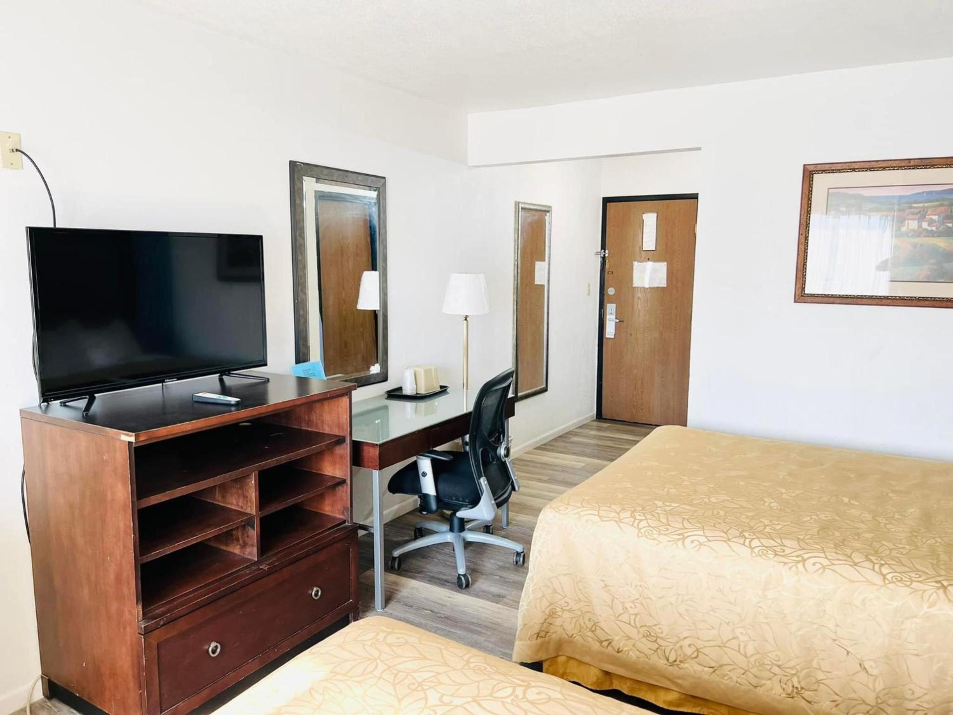 Super 8 by Wyndham Fort Scott photo 17