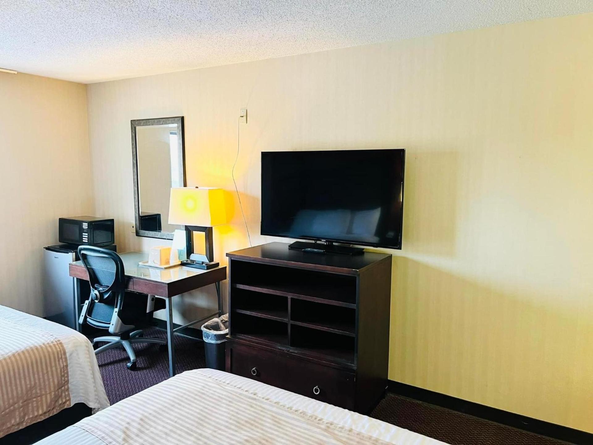 Super 8 by Wyndham Fort Scott photo 20