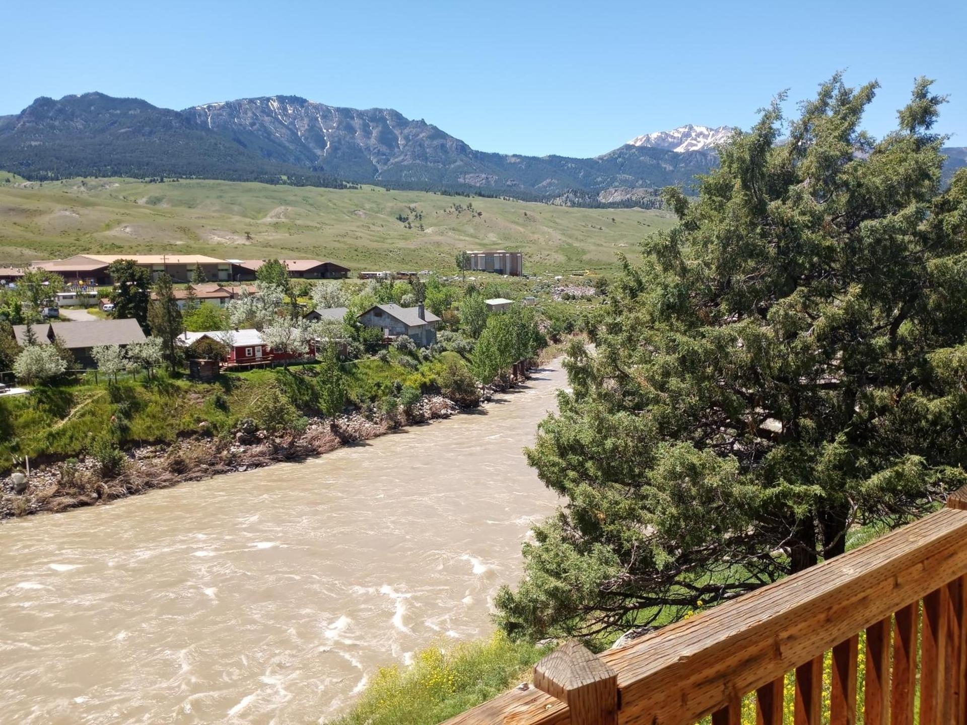 Yellowstone Riverside Cottages photo 87