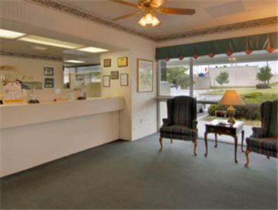 Howard Johnson by Wyndham Commerce GA photo 10