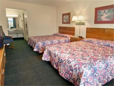 Howard Johnson by Wyndham Commerce GA photo 12