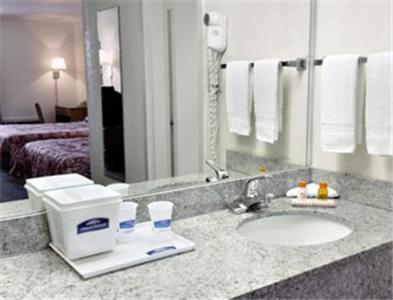 Howard Johnson by Wyndham Commerce GA photo 13