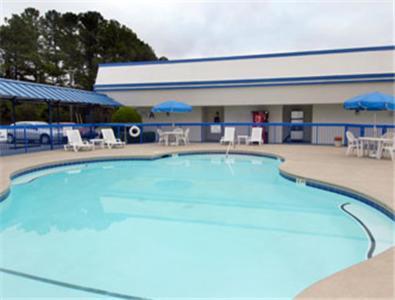 Howard Johnson by Wyndham Commerce GA photo 9