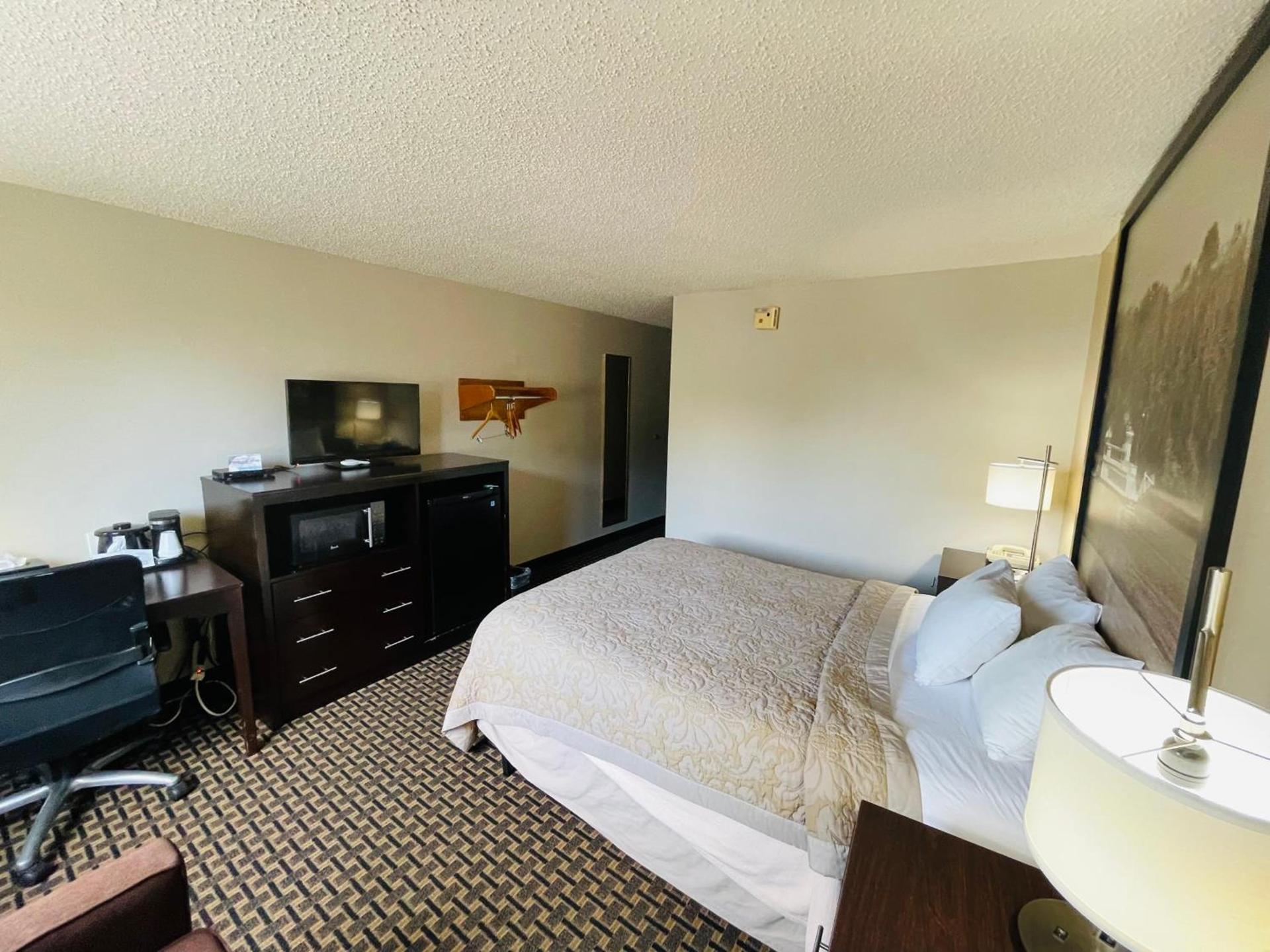Super 8 by Wyndham Clear Lake photo 48