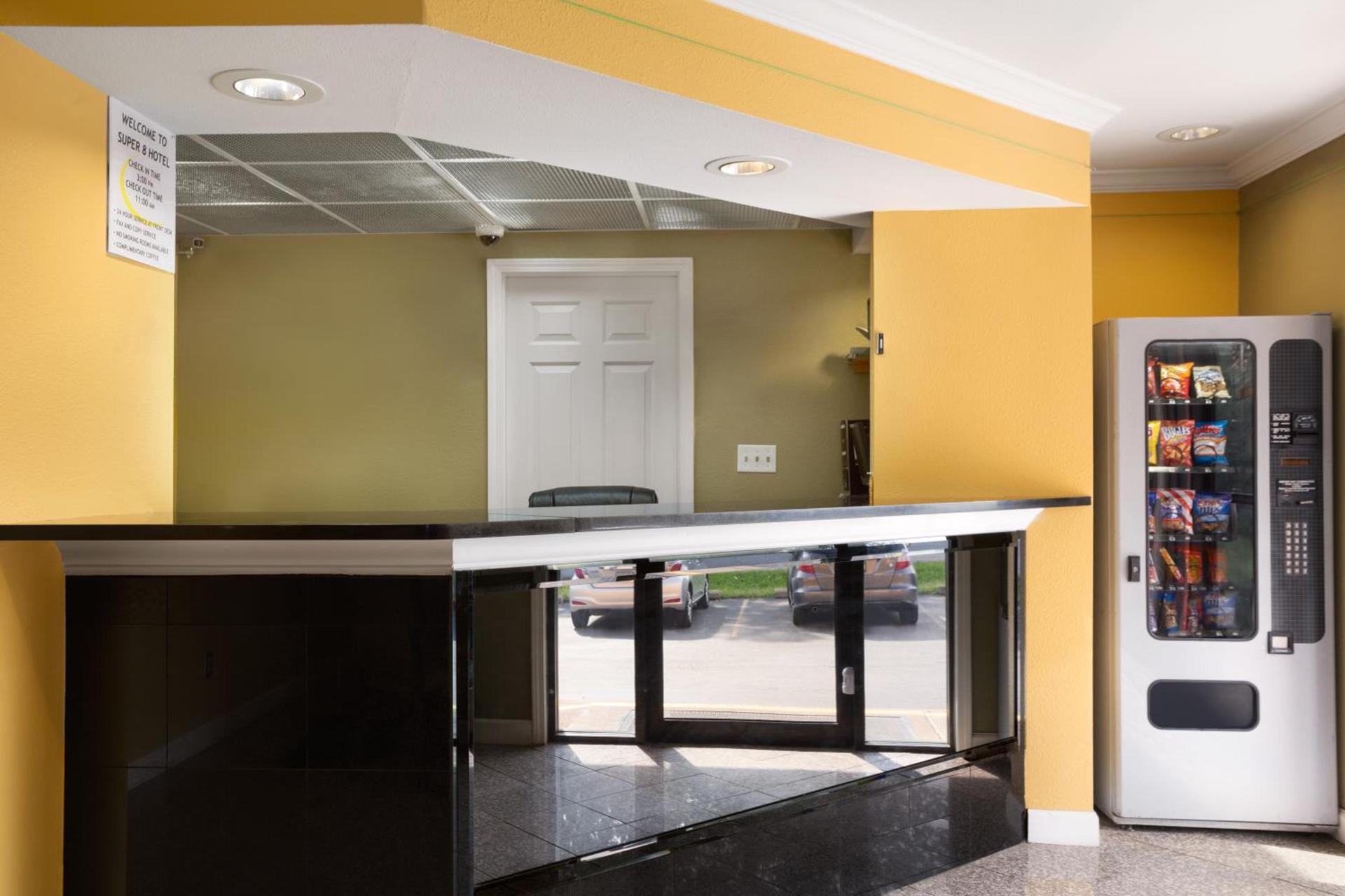 Super 8 by Wyndham Indianapolis-Southport Rd photo 33