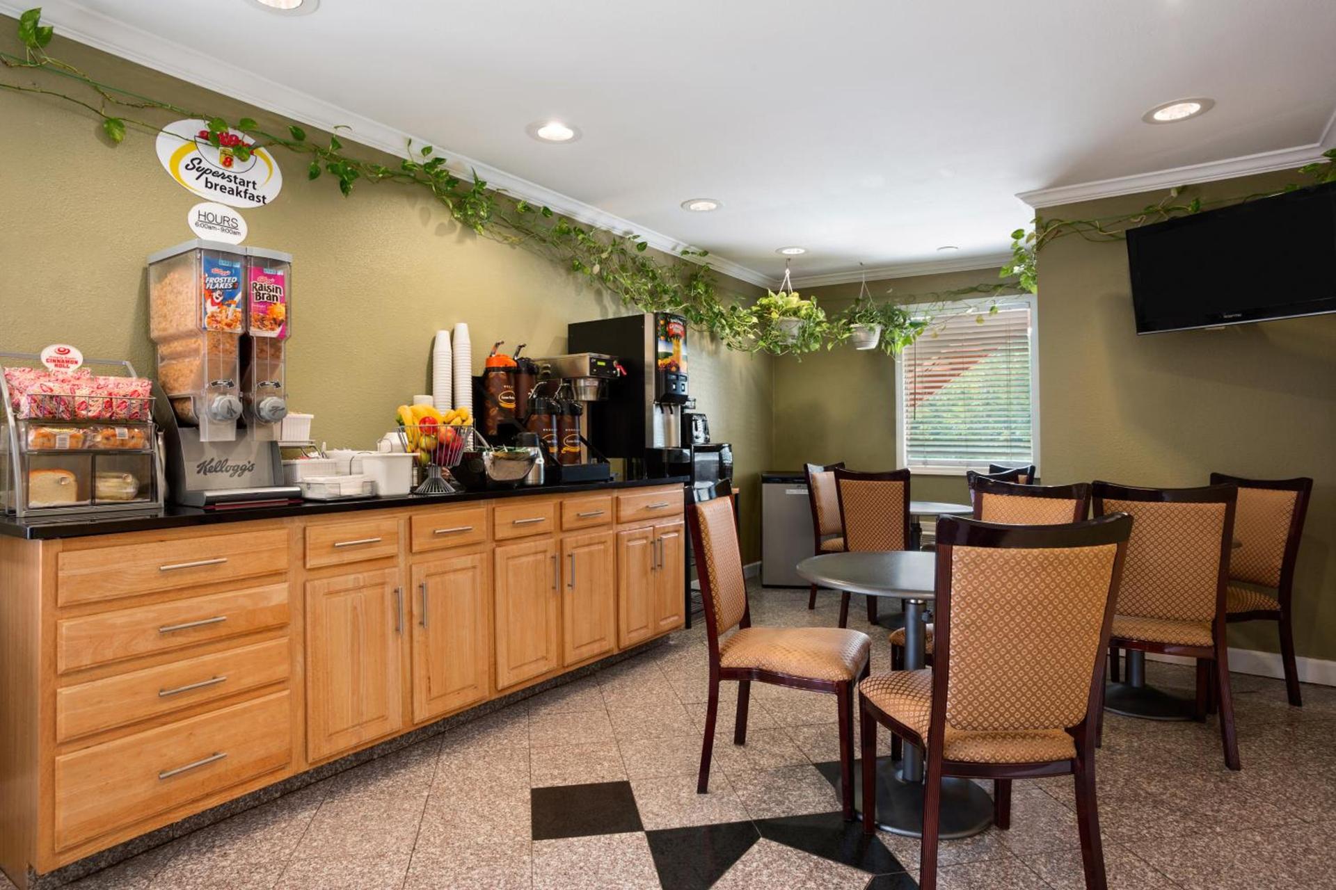 Super 8 by Wyndham Indianapolis-Southport Rd photo 35