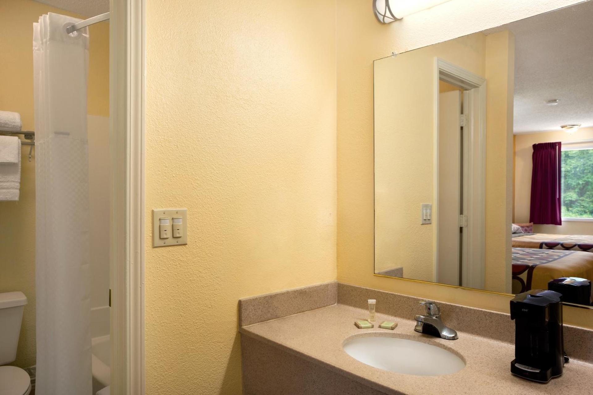 Super 8 by Wyndham Indianapolis-Southport Rd photo 36