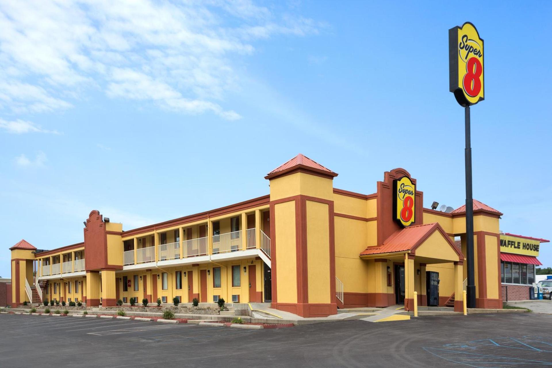 Super 8 by Wyndham Indianapolis-Southport Rd photo 32