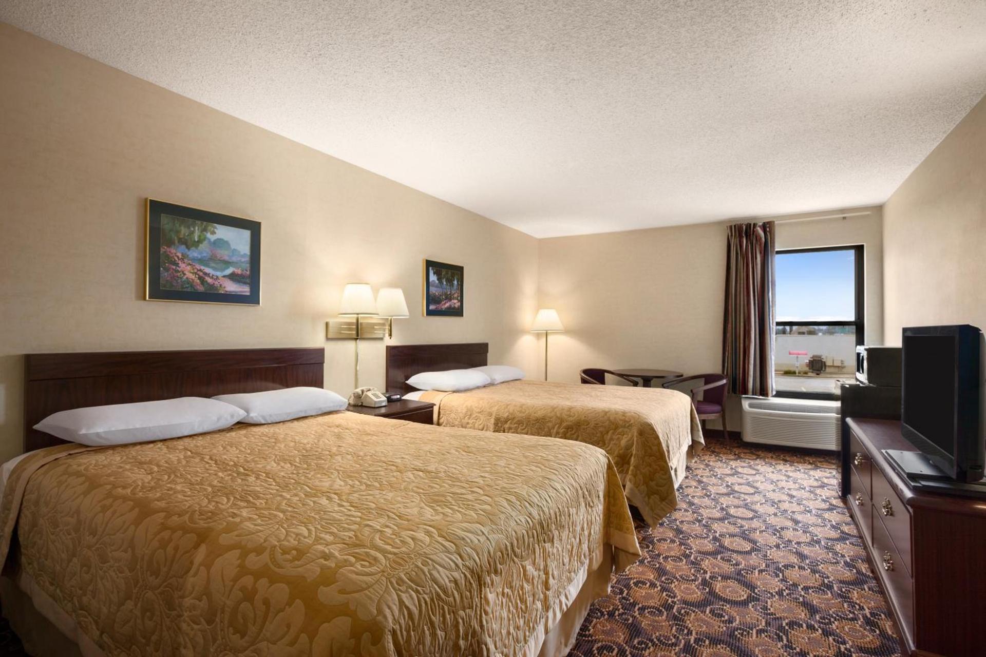 Super 8 by Wyndham Evansville North photo 26