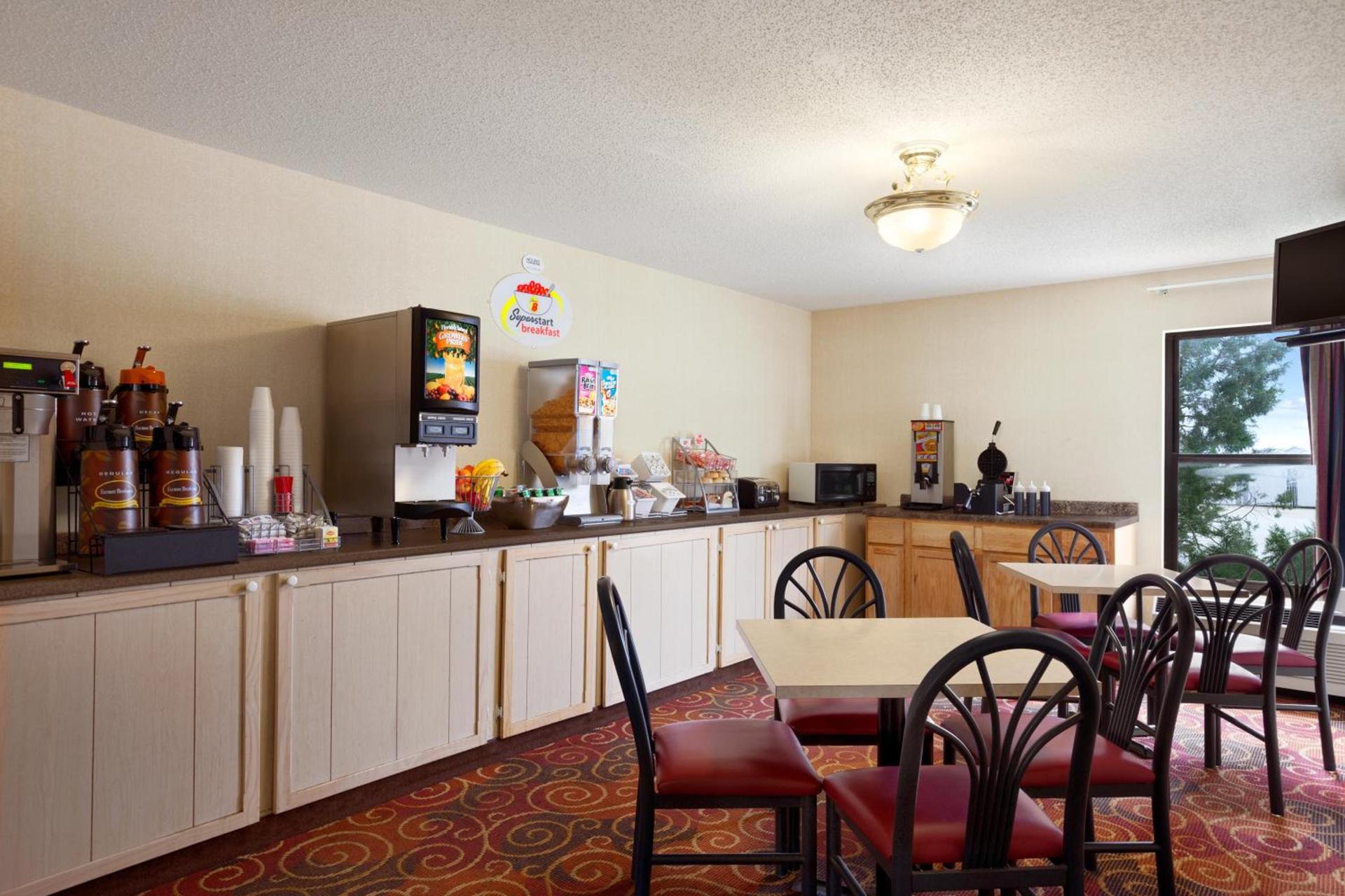 Super 8 by Wyndham Evansville North photo 36