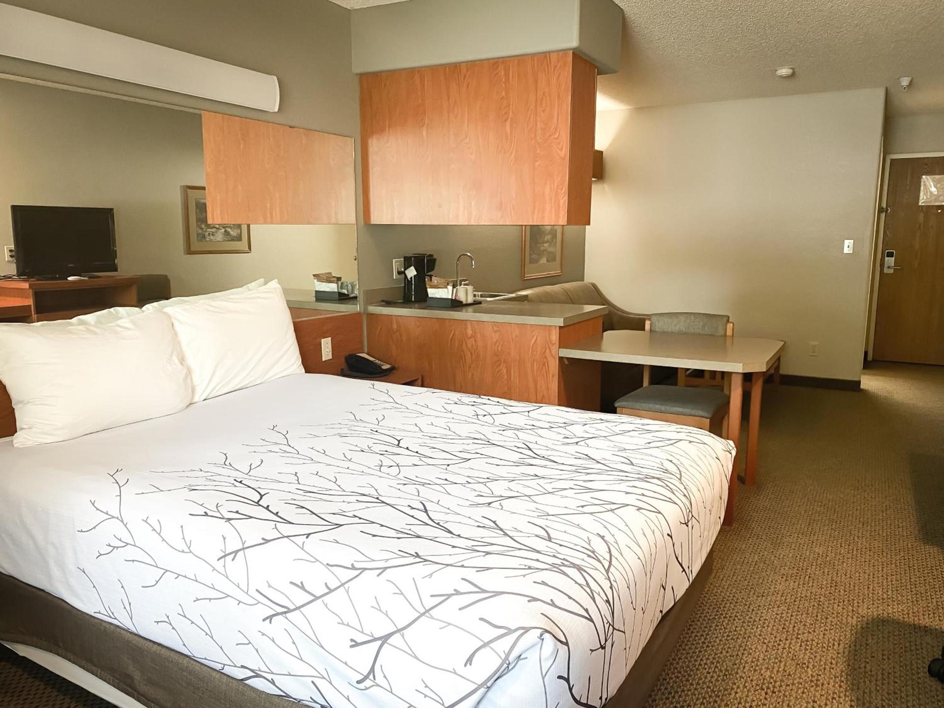 Monument Inn & Suites photo 9