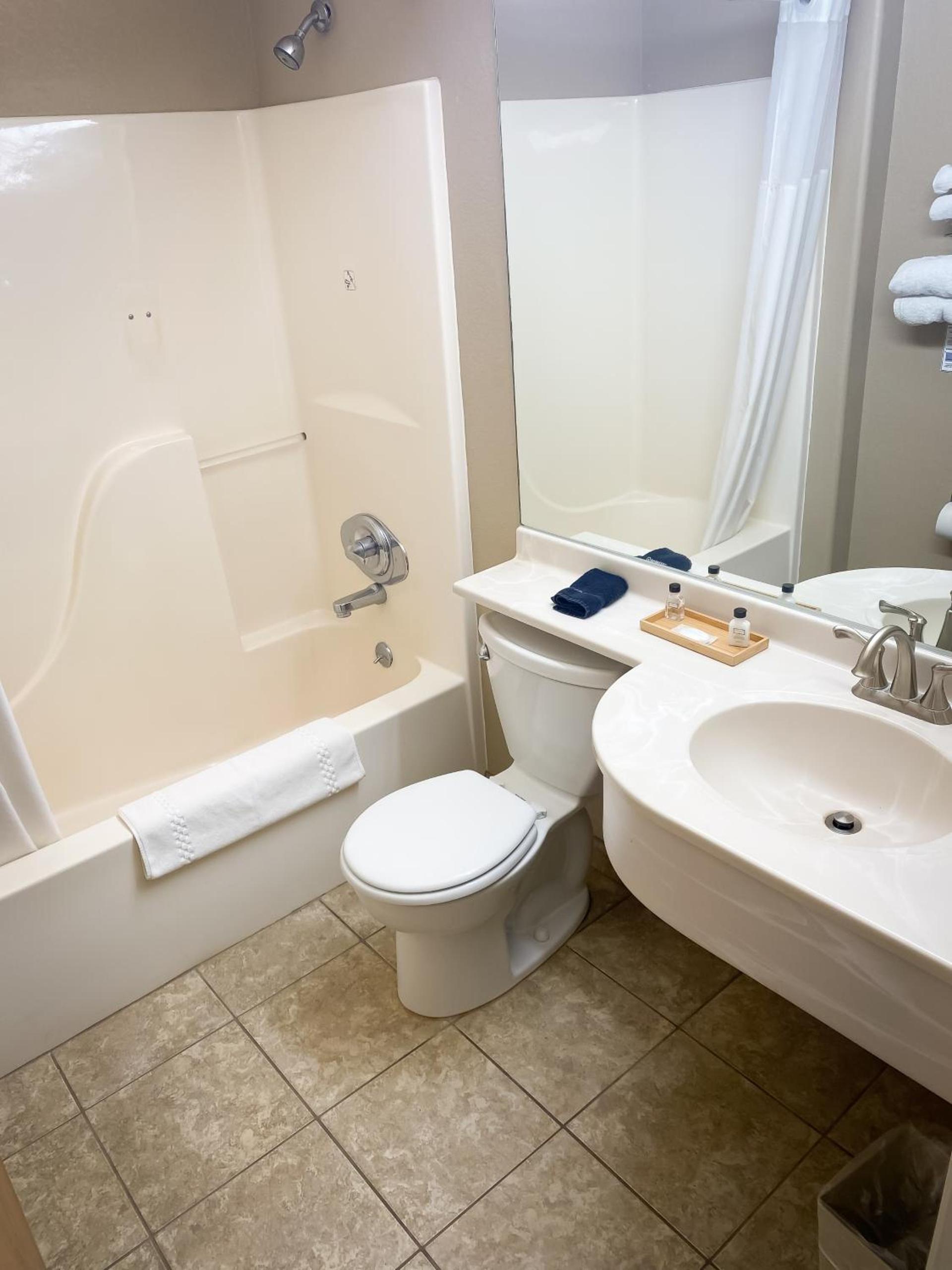 Monument Inn & Suites photo 36