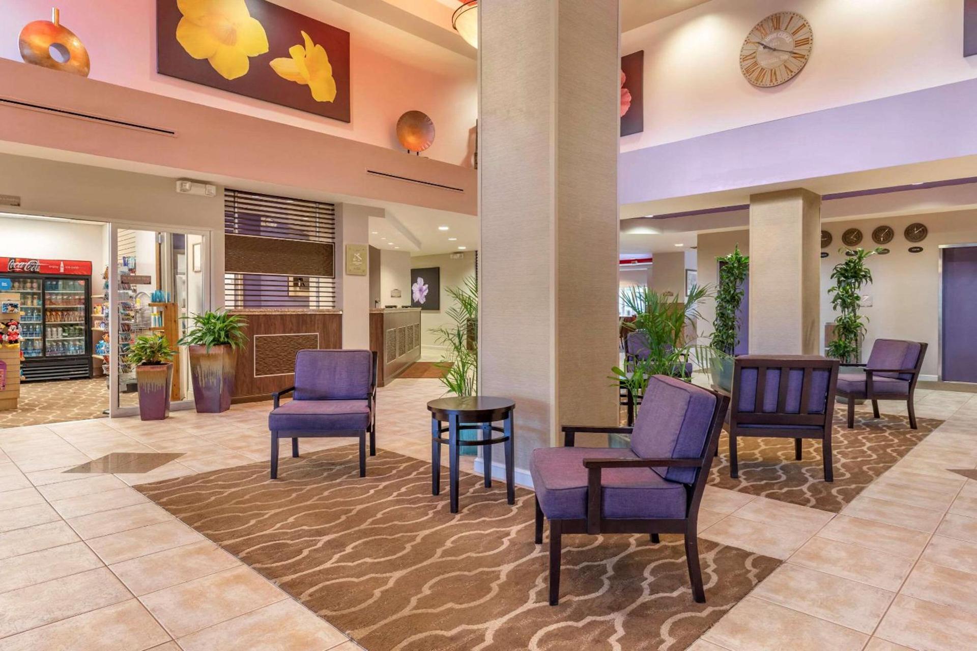 Comfort Suites Maingate East photo 7