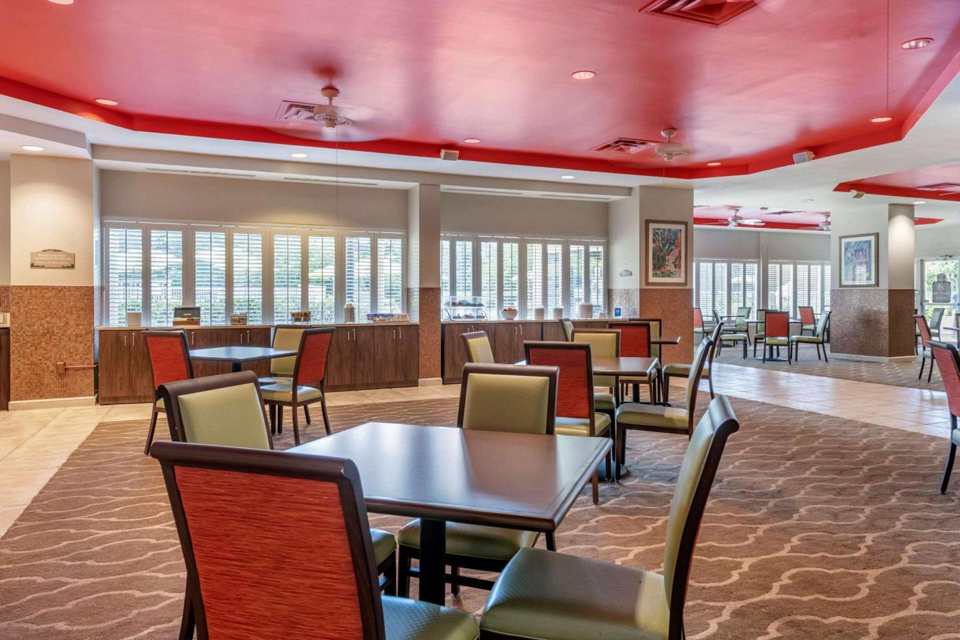 Comfort Suites Maingate East photo 24