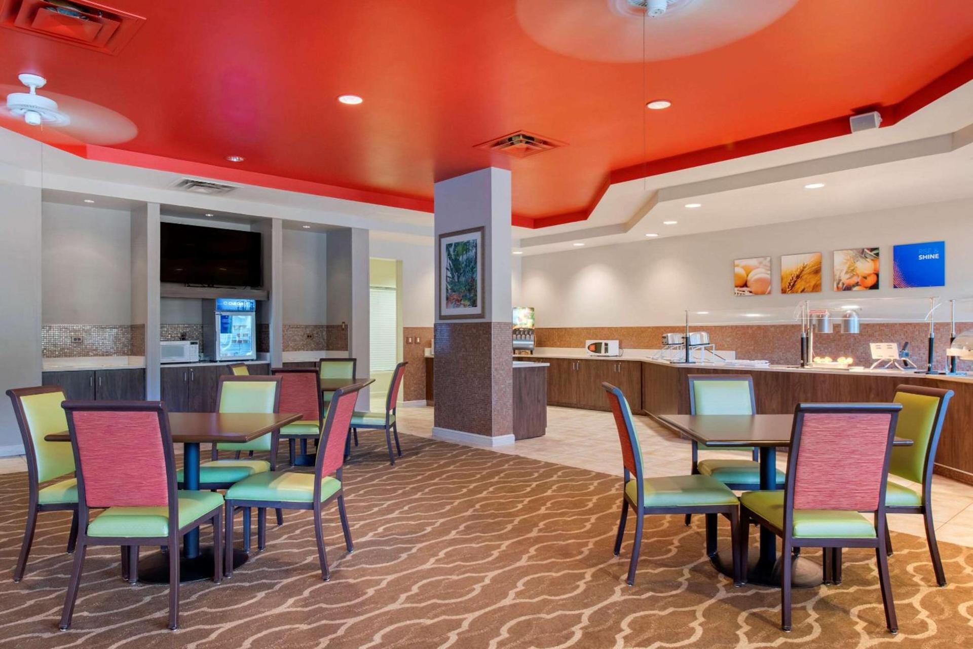 Comfort Suites Maingate East photo 25