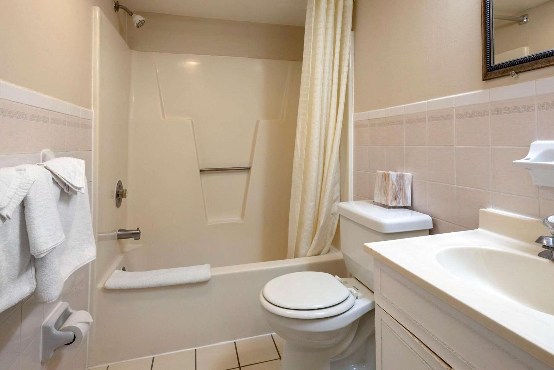 Rodeway Inn Oceanview photo 12