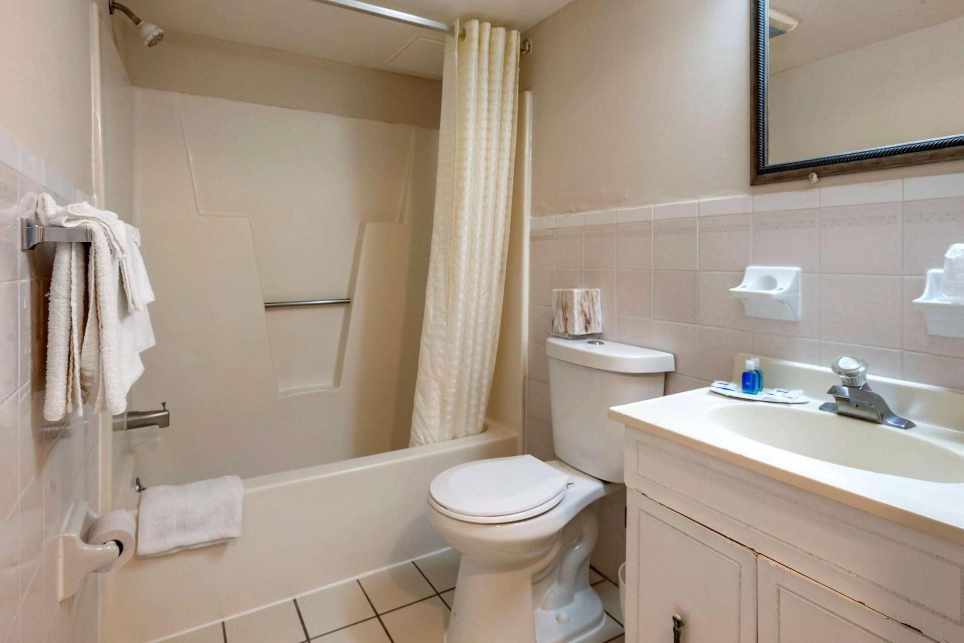 Rodeway Inn Oceanview photo 23