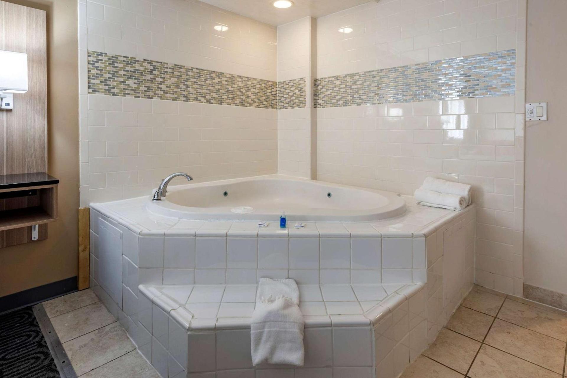 Rodeway Inn Oceanview photo 22