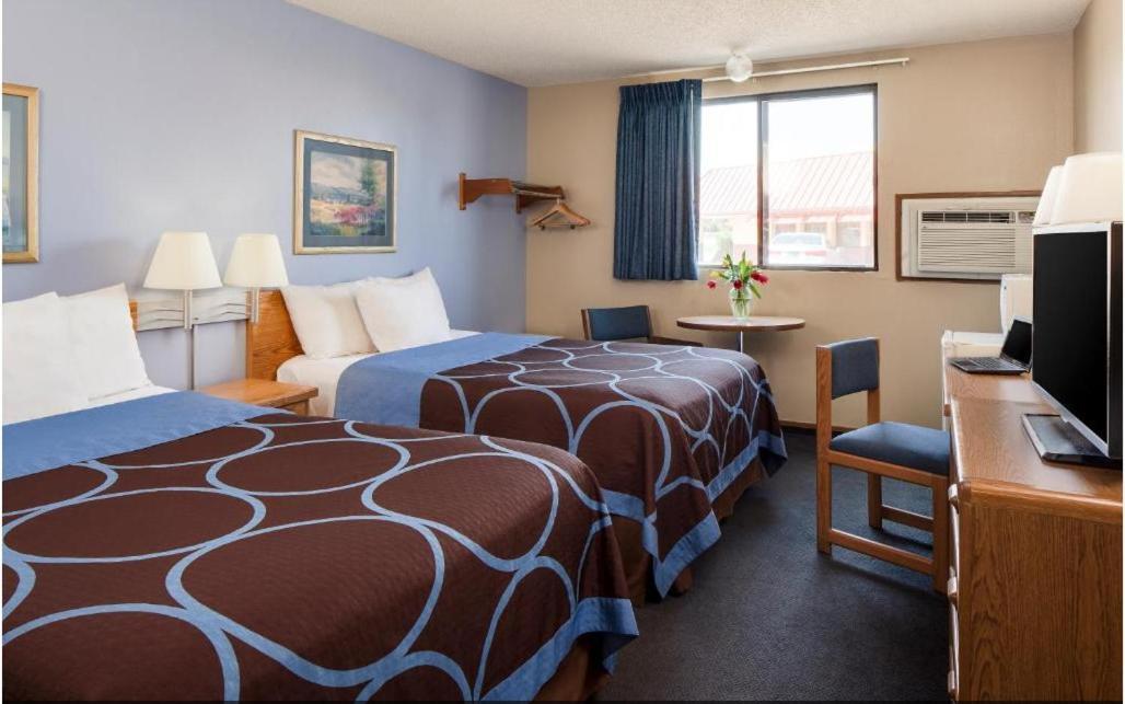 Super 8 by Wyndham Manhattan KS photo 36