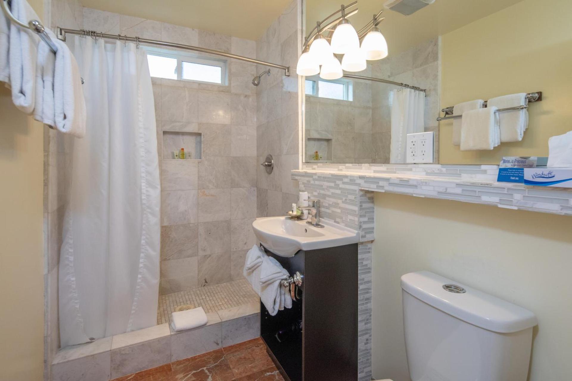 The Vendange Carmel Inn & Suites photo 7