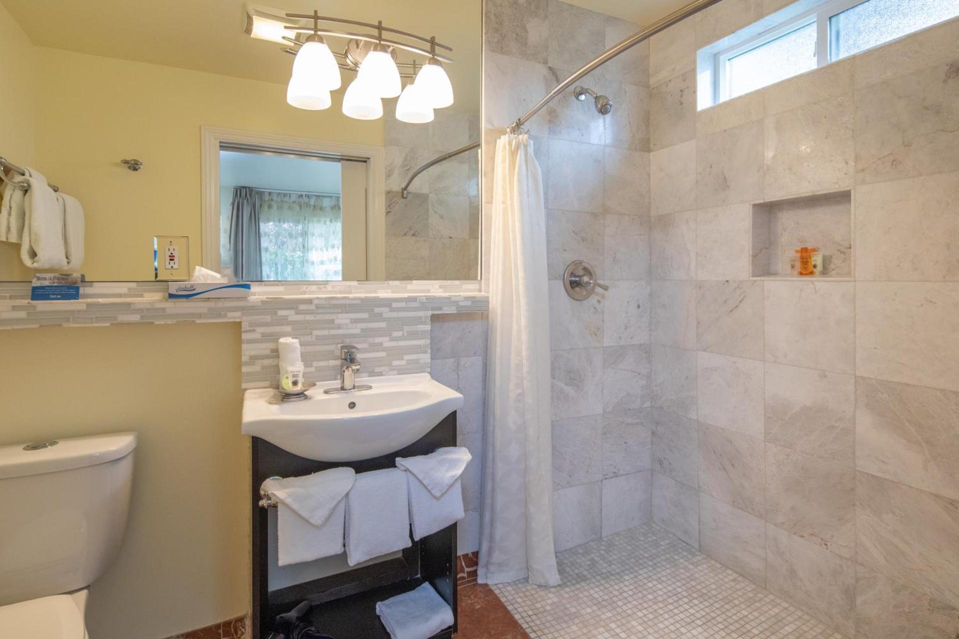 The Vendange Carmel Inn & Suites photo 44