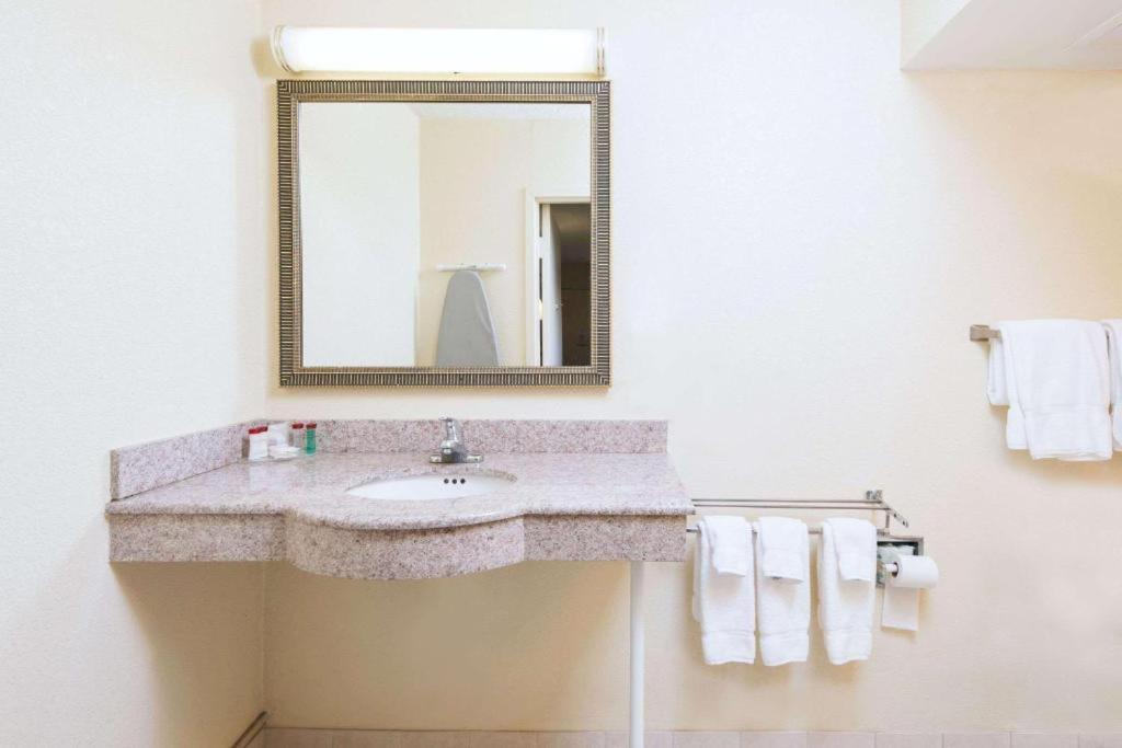 Ramada by Wyndham Pikesville/Baltimore North photo 33