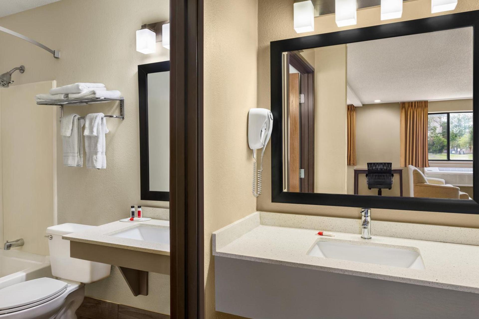 Super 8 by Wyndham Ankeny/Des Moines Area photo 42