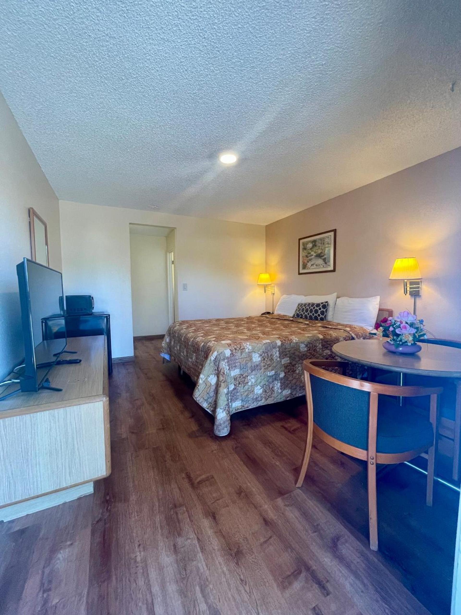 Regency Inn Lakeport photo 4