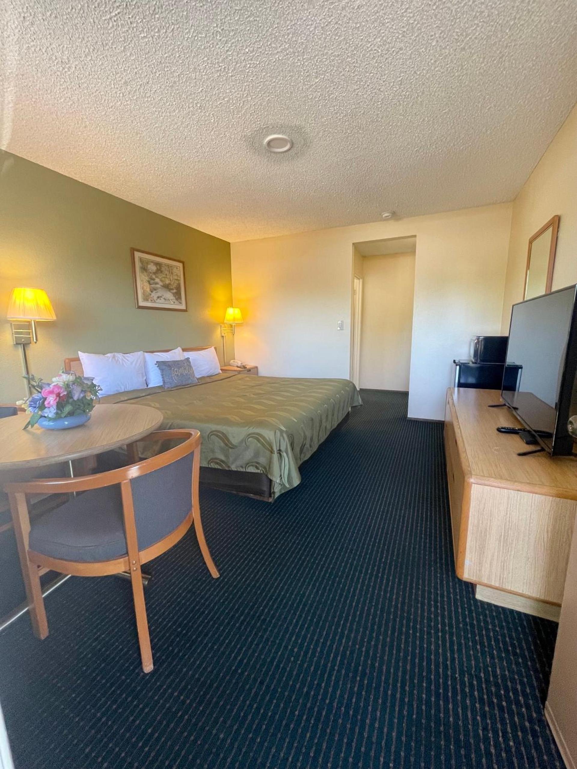 Regency Inn Lakeport photo 13