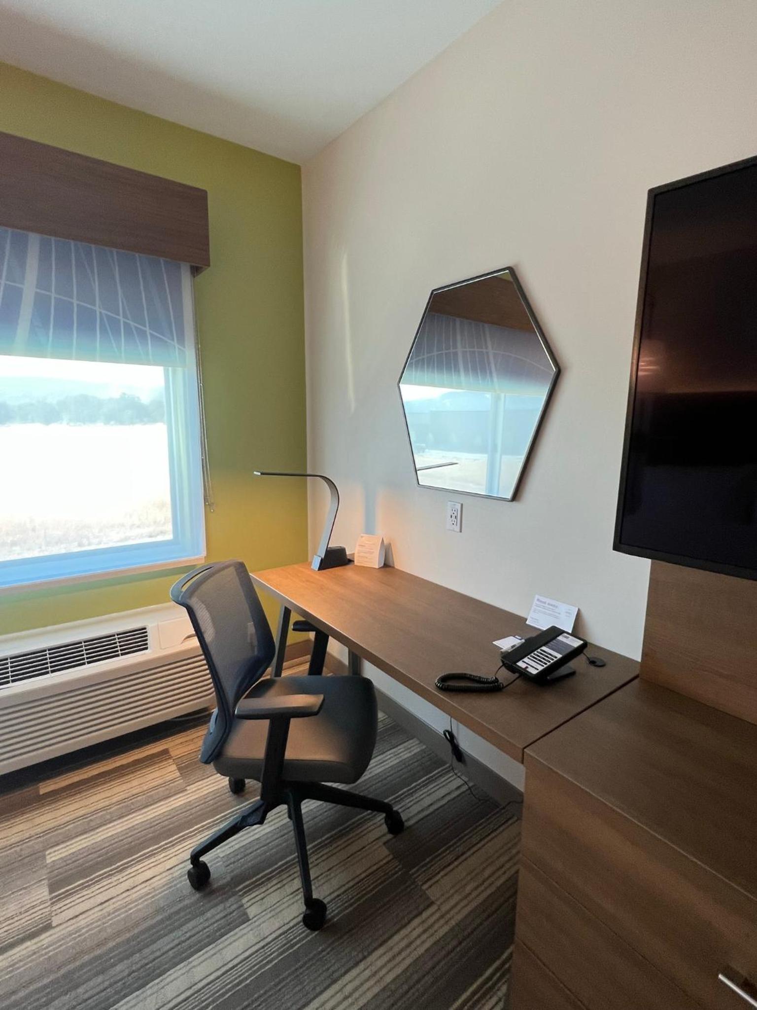 Holiday Inn Express & Suites - Ukiah by IHG photo 59