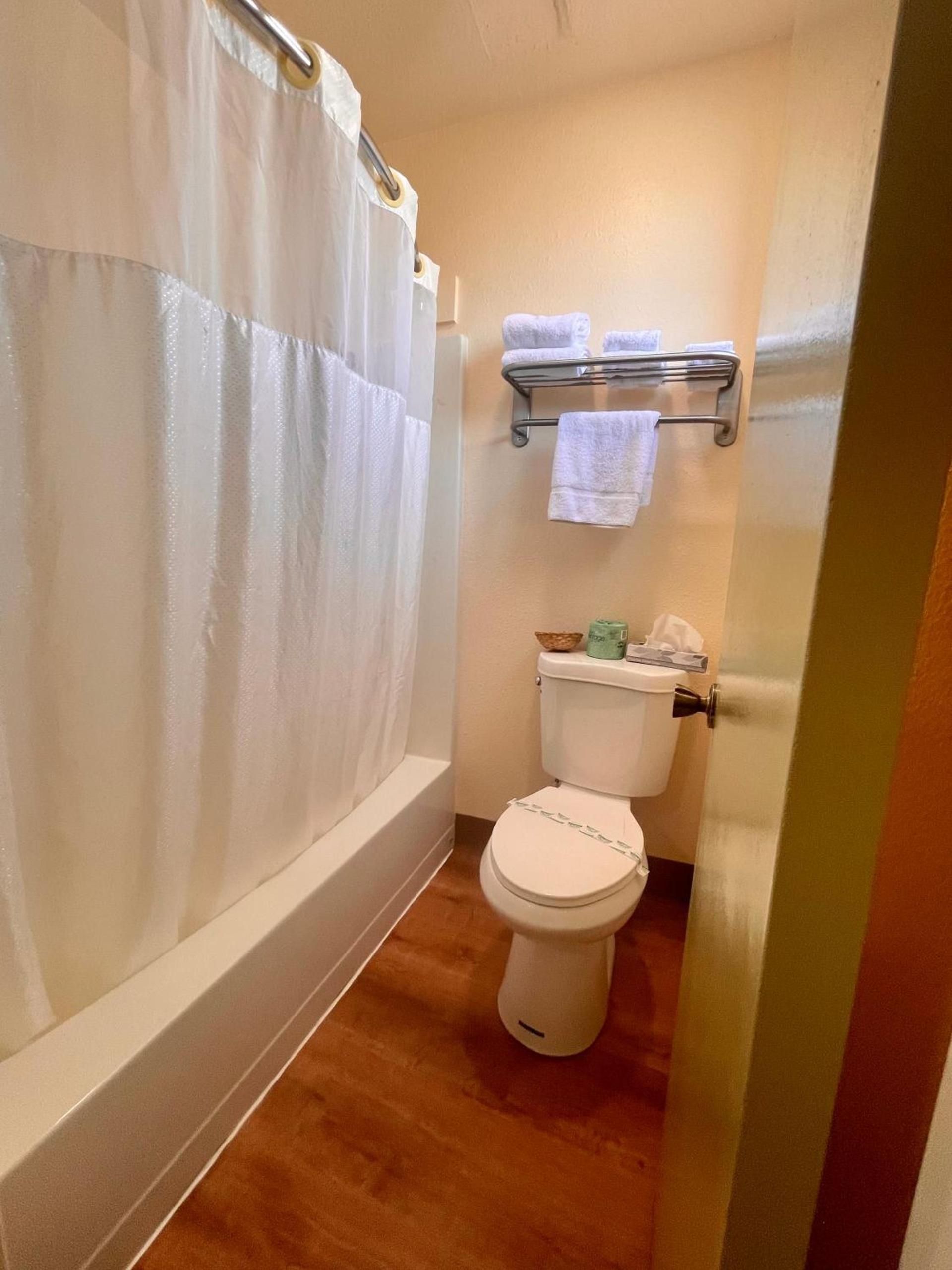 Regency Inn Lakeport photo 8