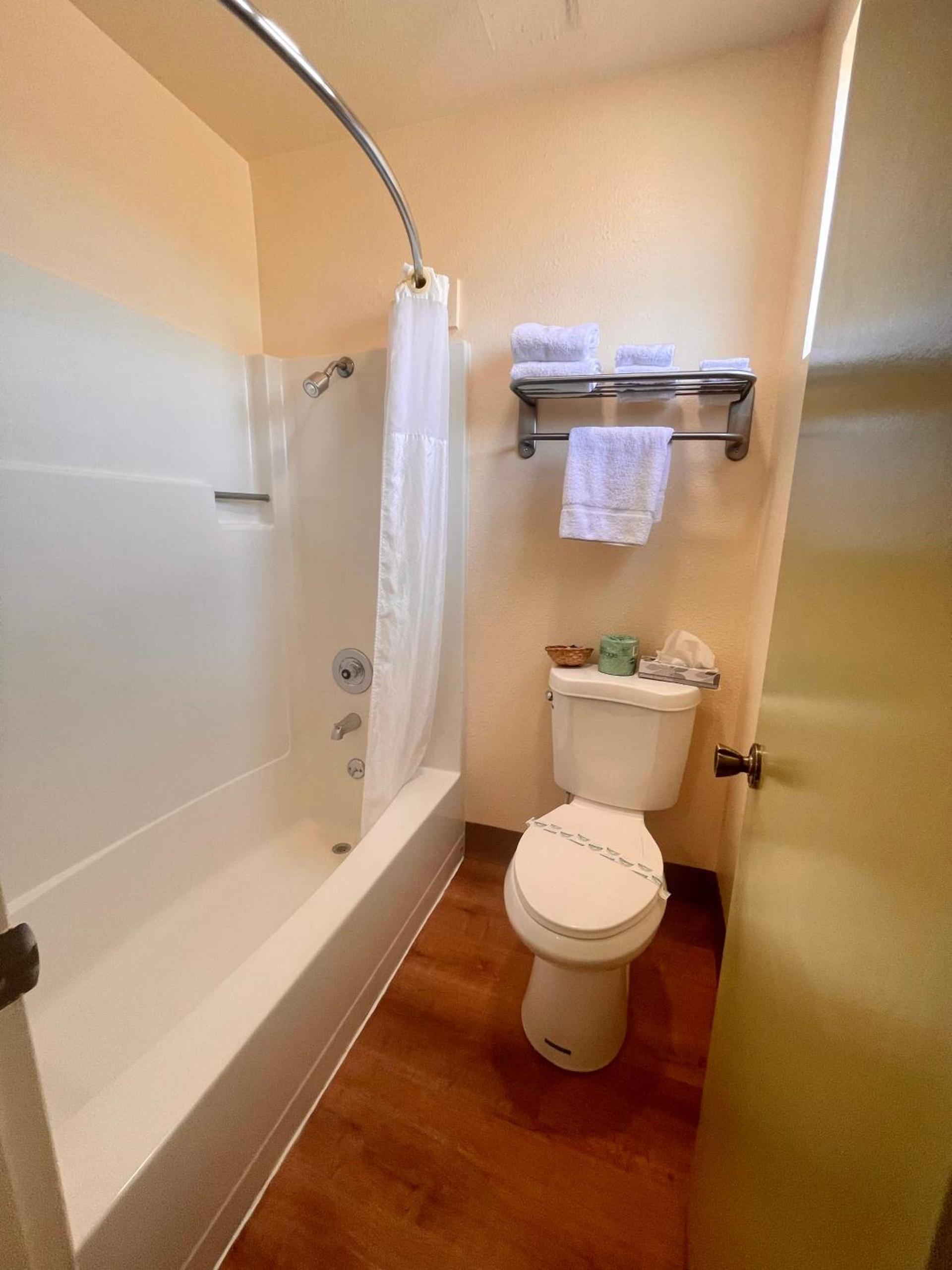 Regency Inn Lakeport photo 11
