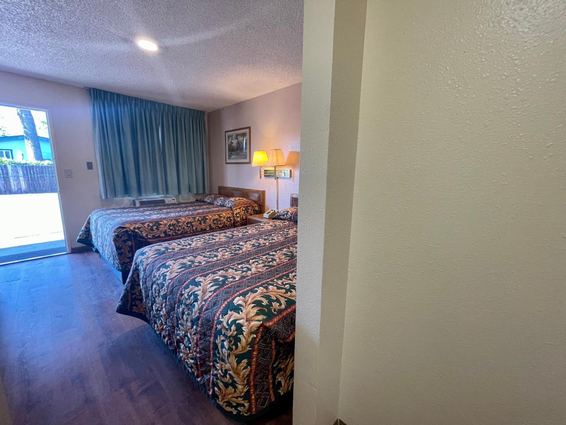 Regency Inn Lakeport photo 12