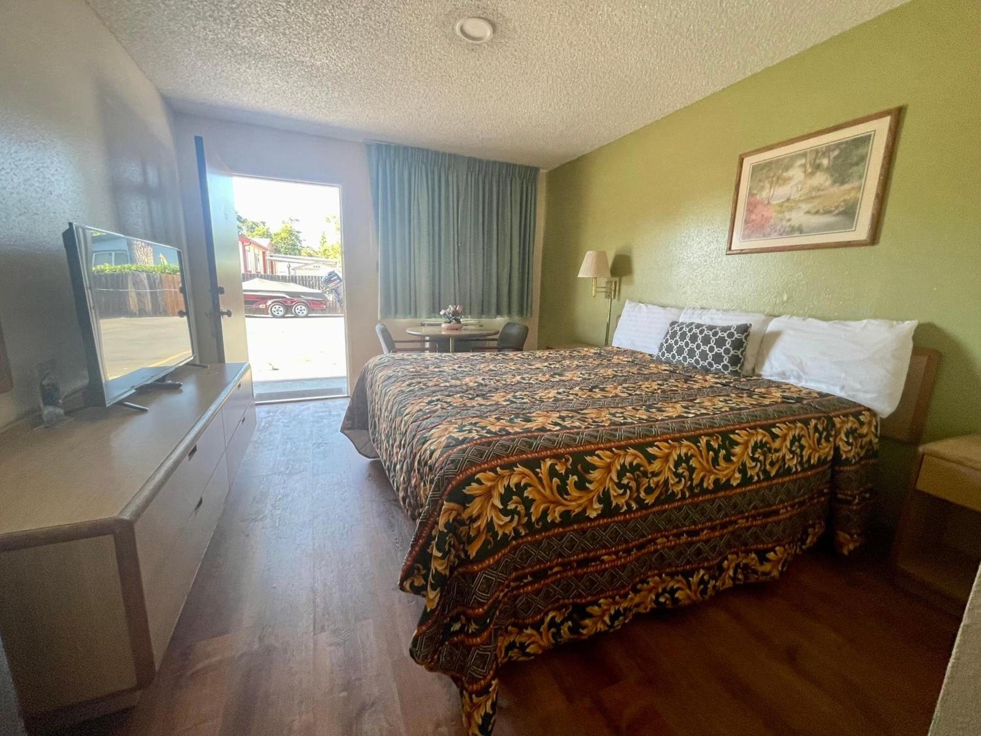 Regency Inn Lakeport photo 7