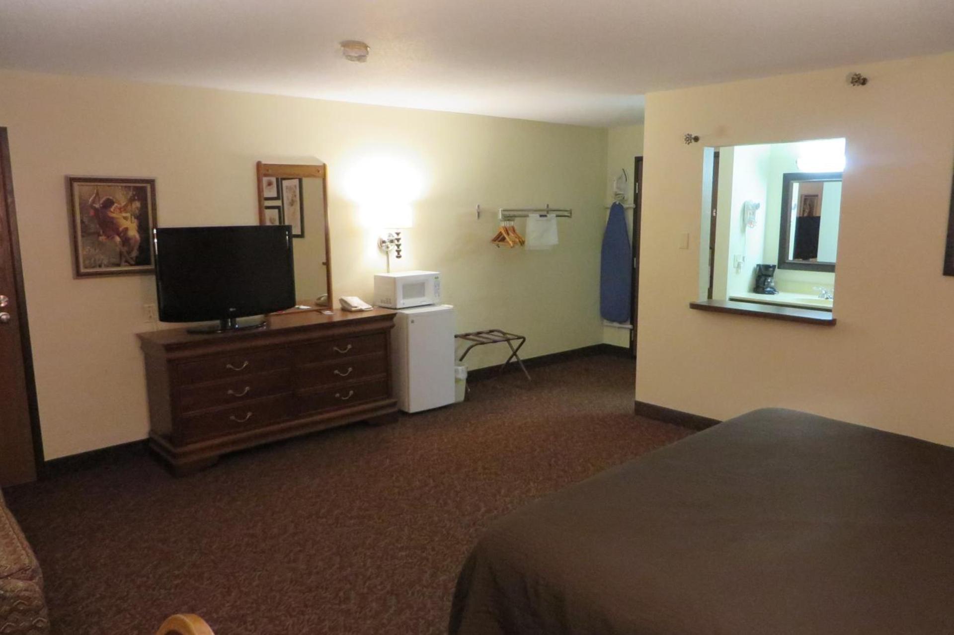 AmericInn by Wyndham Forest Lake photo 14