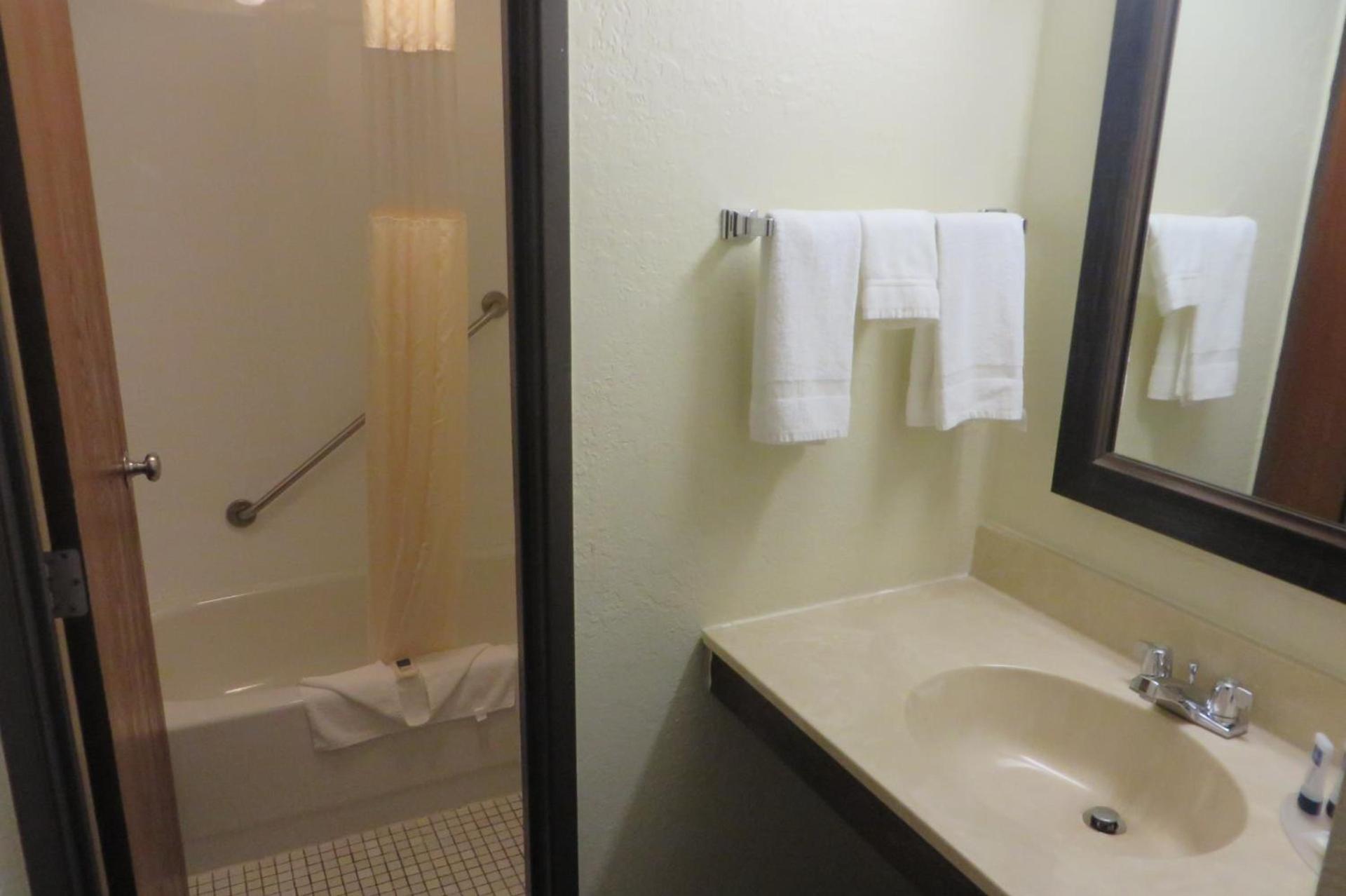 AmericInn by Wyndham Forest Lake photo 41
